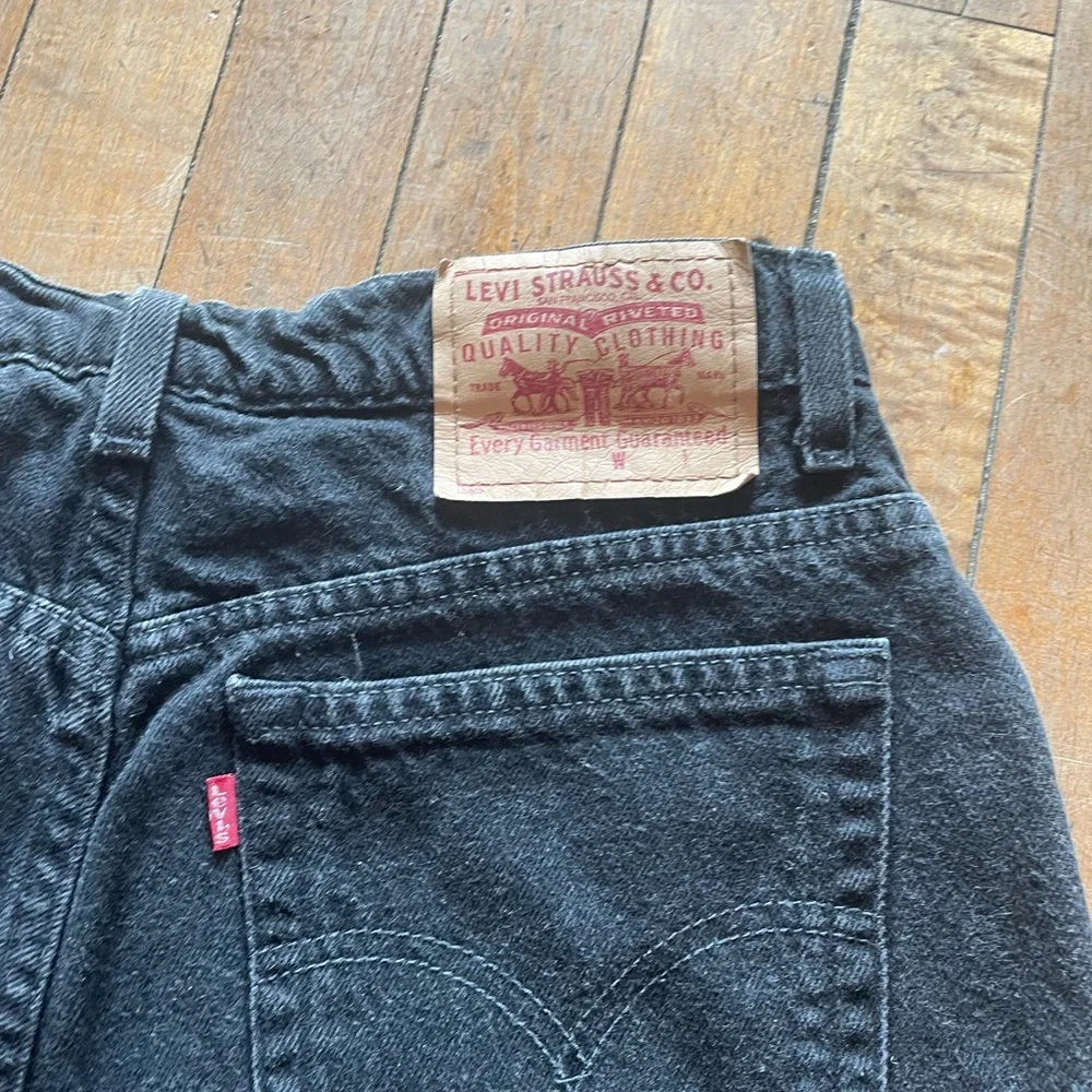 Levi’s Vintage 1999 High Rise Black Mom Shorts - Picture 3 of 4